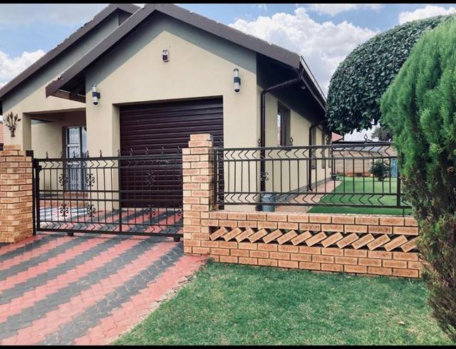 3 BEDROOM HOUSE FOR SALE IN SEBOKENG ZONE 12